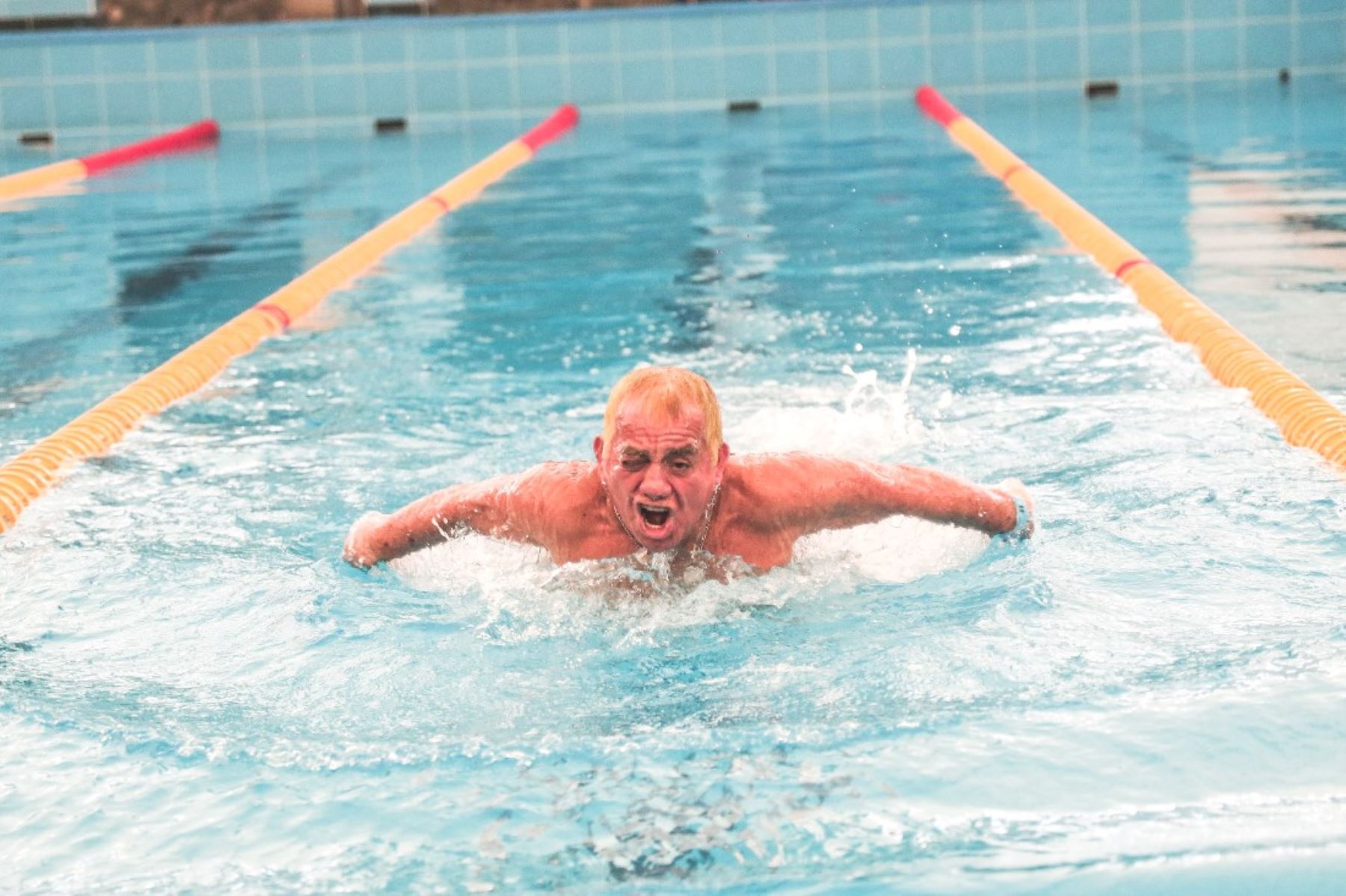 Jorge "Masa" Zegarra, clavadista peruano de 71 años que lleva el nombre del Perú en lo alto tras obtener tres medallas de oro en el Campeonato Panamericano Máster de Deportes Acuáticos 2024. Ha sido campeón mundial de natación máster 2023 y próximamente competirá en Singapur. Foto: ANDINA/ Connie Calderon