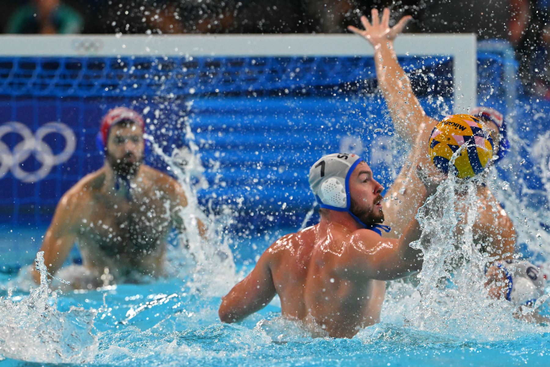 Serbia, Radomir Drasovic, intenta un tiro en el partido por la medalla de oro de waterpolo masculino entre Serbia y Croacia durante los Juegos Olímpicos de París 2024. AFP