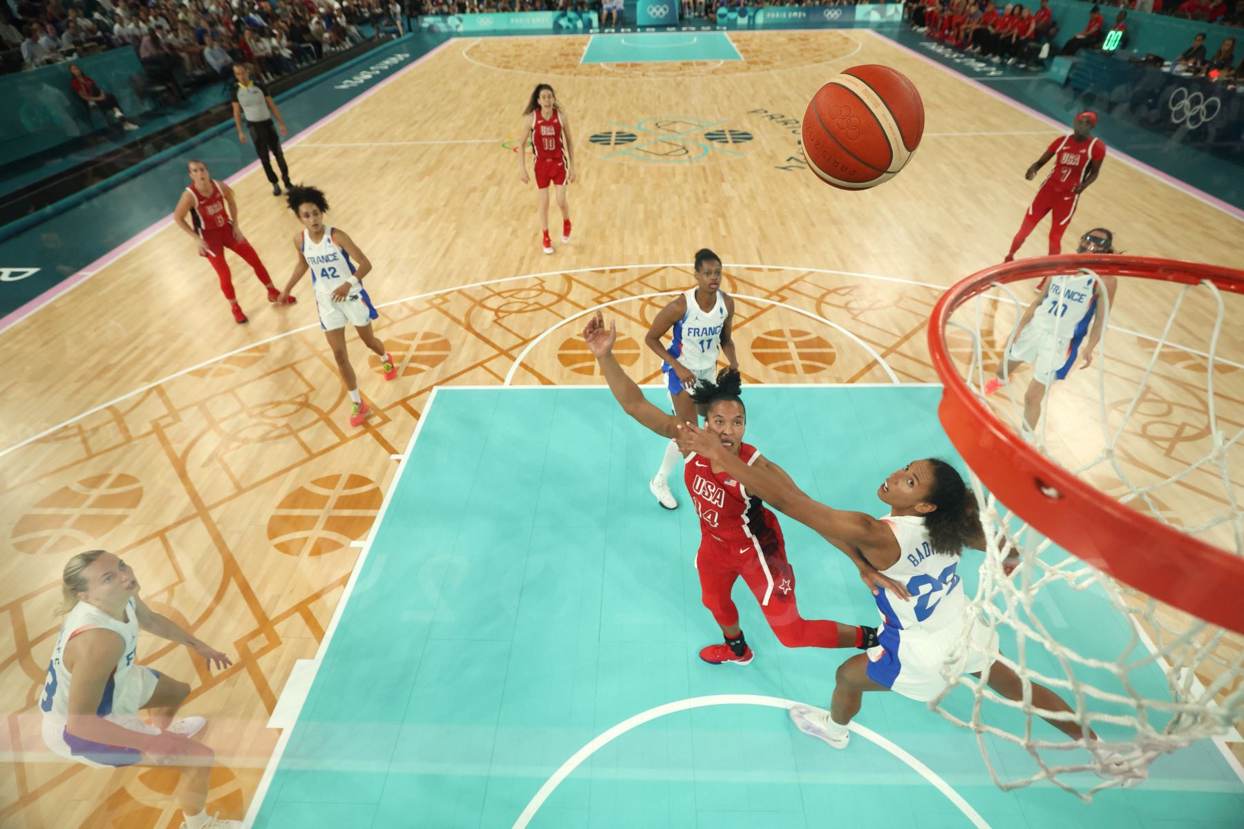 La estadounidense Alyssa Thomas  dispara sobre la francesa Marieme Badiane en el partido de baloncesto femenino por la medalla de oro entre Francia y Estados Unidos durante los Juegos Olímpicos de París 2024. AFP