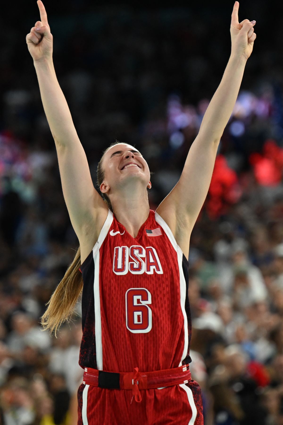 EE. UU., Sabrina Ionescu, celebra después de que EE. UU. ganó el partido de baloncesto femenino por la medalla de oro entre Francia y EE. UU. durante los Juegos Olímpicos de París 2024. AFP