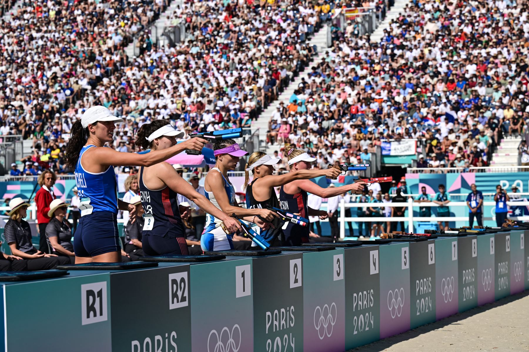 La italiana Elena Micheli, la británica Kate French y la francesa Marie Oteiza compiten en la carrera láser individual femenina del pentatlón moderno durante los Juegos Olímpicos de París 2024. AFP