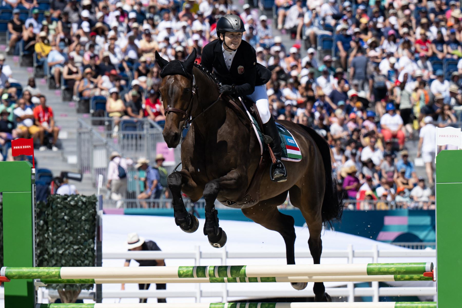 La húngara Blanka Guzi compite en el salto femenino del pentatlón moderno durante los Juegos Olímpicos de París 2024. AFP