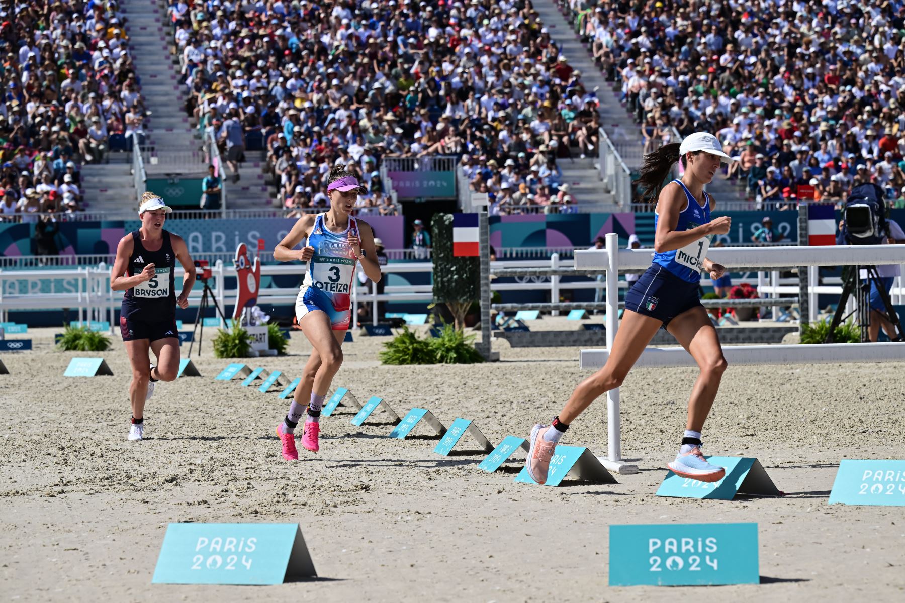 La británica Kerenza Bryson, la francesa Marie Oteiza y la italiana Elena Micheli compiten en la carrera láser individual femenina del pentatlón moderno durante los Juegos Olímpicos de París 2024. AFP