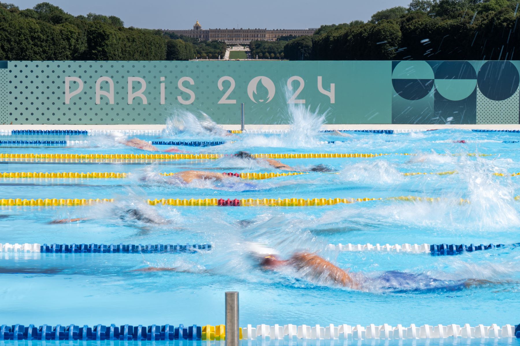 Los atletas compiten en la natación individual femenina de 200 m estilo libre del pentatlón moderno durante los Juegos Olímpicos de París 2024. AFP