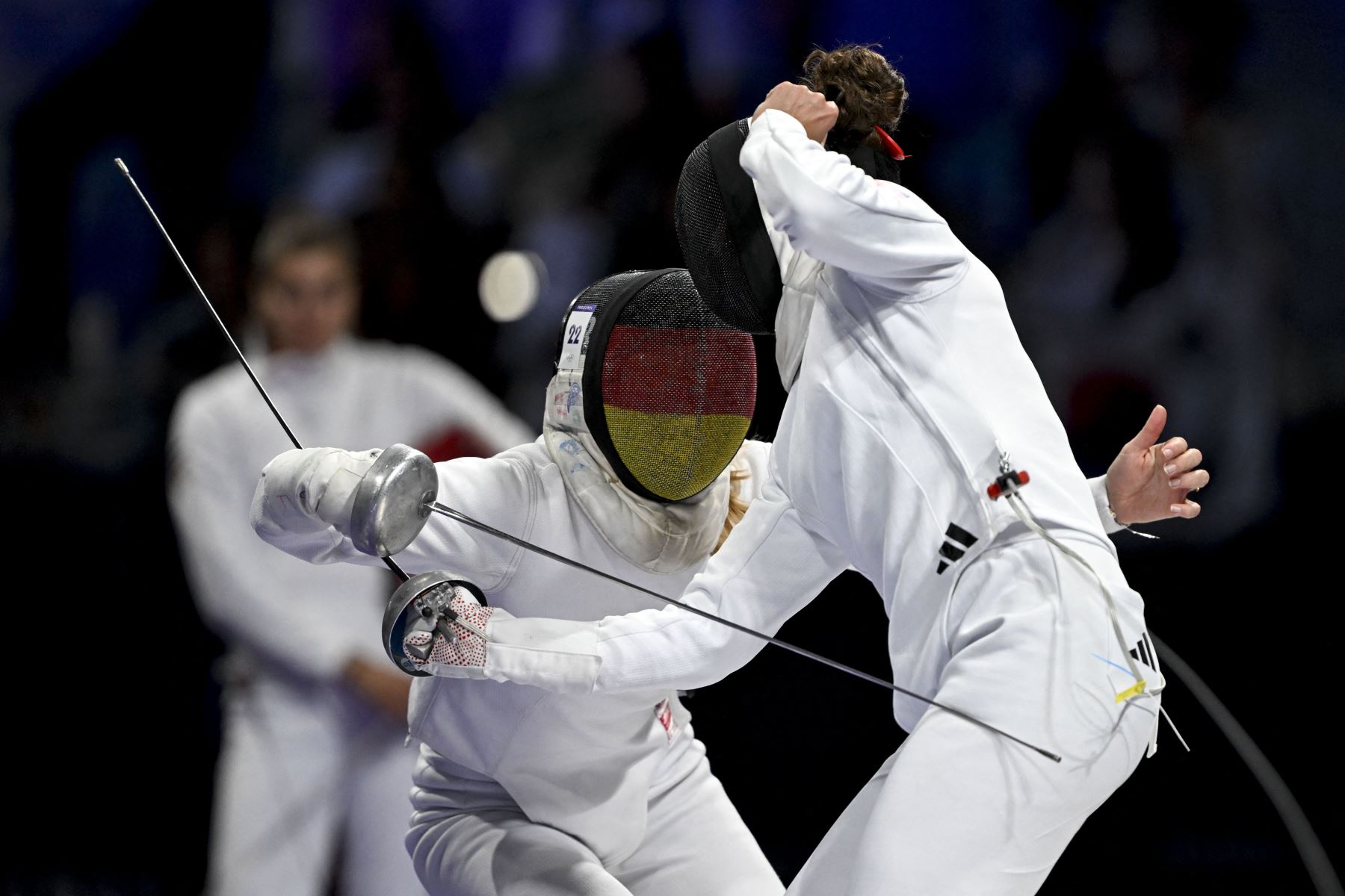 La alemana Annika Zillekens  y la británica Kate French compiten en la ronda de clasificación de esgrima individual femenina del pentatlón moderno durante los Juegos Olímpicos de París 2024. AFP