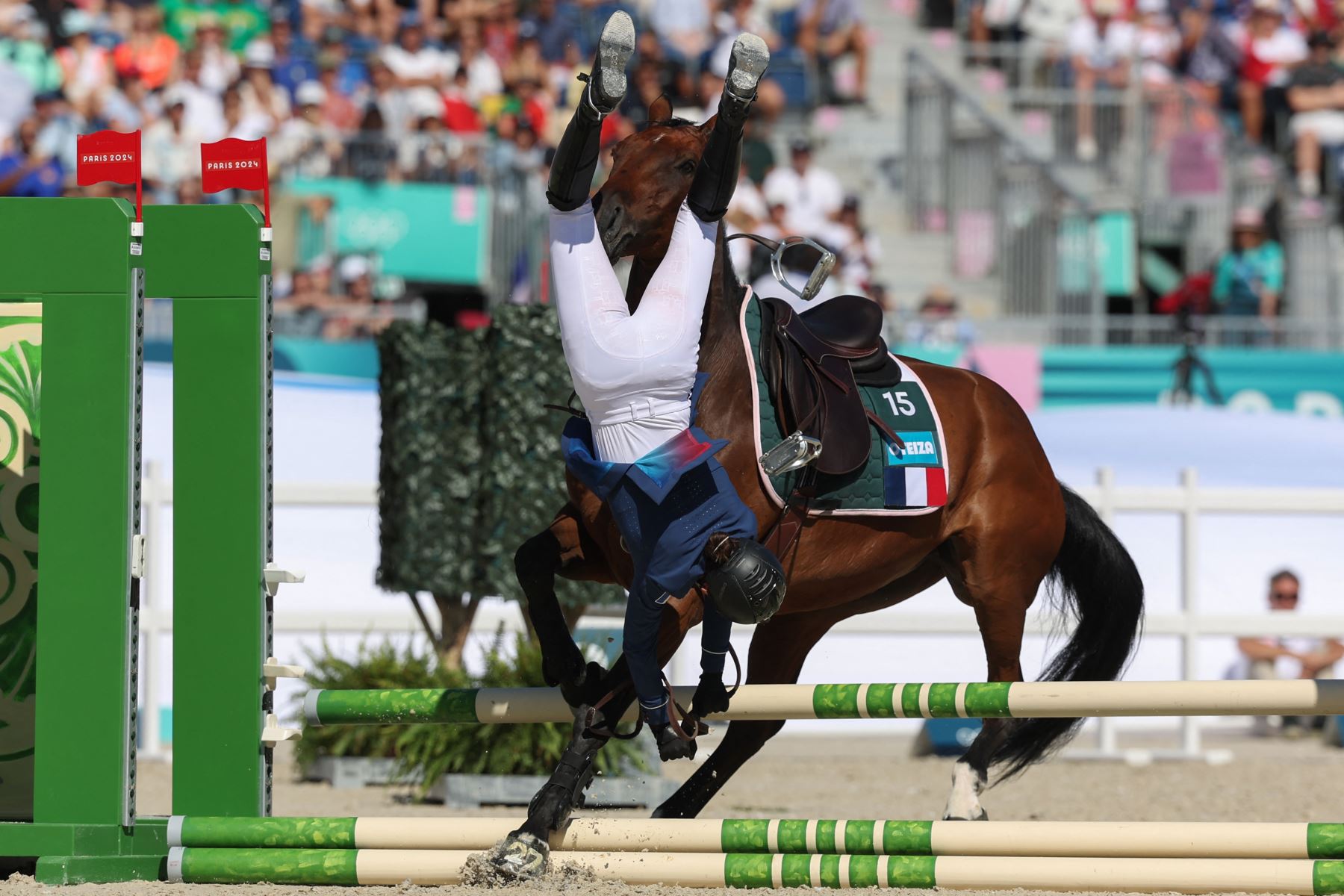 La francesa Marie Oteiza montando a Babouchka de la Bride*ifce cae de su caballo mientras compite en la final de salto de equitación individual femenina del pentatlón moderno durante los Juegos Olímpicos de París 2024. AFP