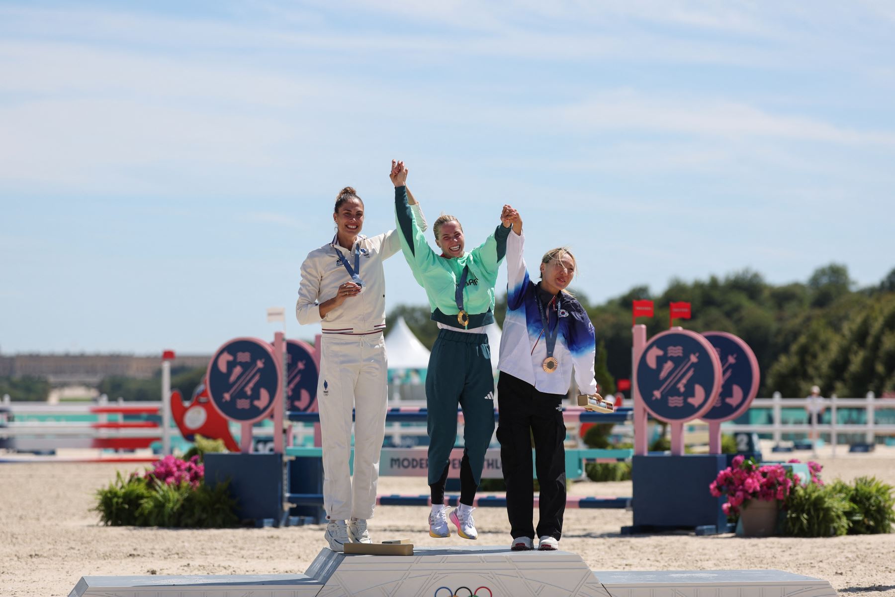 La medallista de plata francesa Elodie Clouvel  la medallista de oro Michelle Gulyas y la medallista de bronce Seong Seung-min  de Corea del Sur posan con sus medallas en el podio del pentatlón moderno femenino durante los Juegos Olímpicos de París 2024. AFP