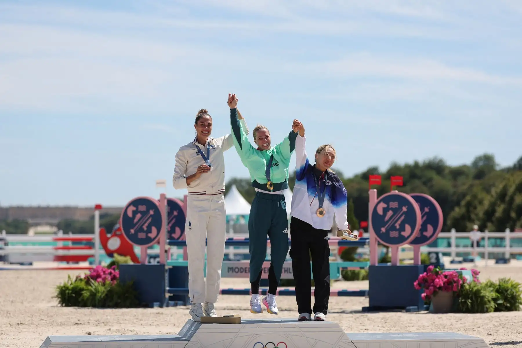 La medallista de plata francesa Elodie Clouvel  la medallista de oro Michelle Gulyas y la medallista de bronce Seong Seung-min  de Corea del Sur posan con sus medallas en el podio del pentatlón moderno femenino durante los Juegos Olímpicos de París 2024. AFP