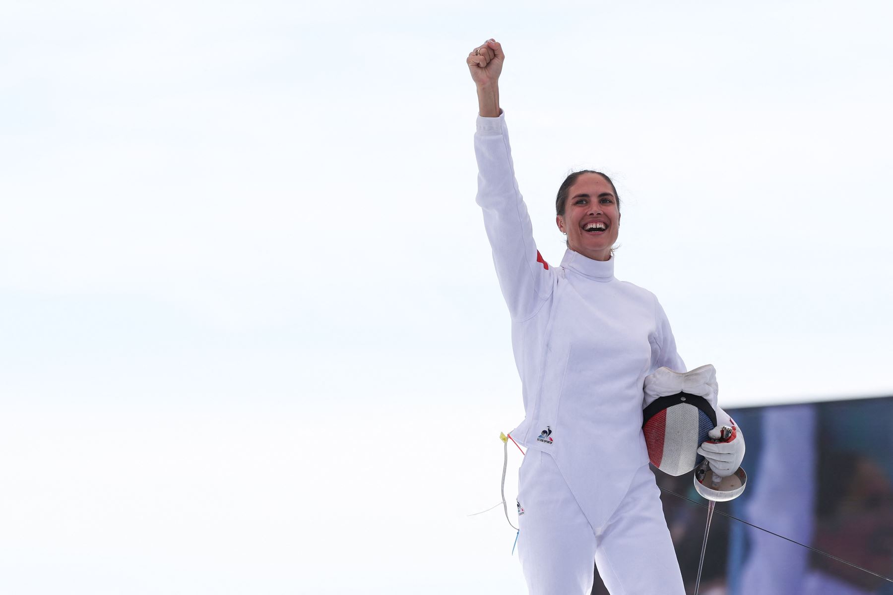 La francesa Elodie Clouvel reacciona después de competir en la final de la ronda de bonificación de esgrima individual femenina del pentatlón moderno durante los Juegos Olímpicos de París 2024. AFP