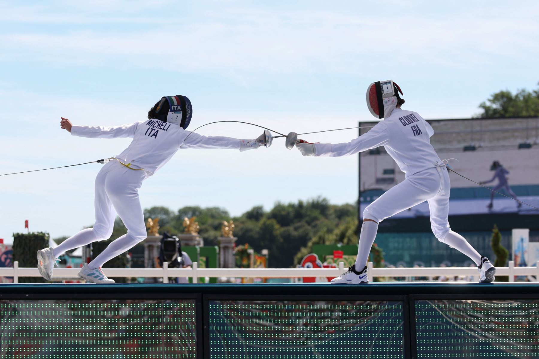 La italiana Elena Micheli compite contra la francesa Elodie Clouvel en la final de la ronda de bonificación de esgrima individual femenina del pentatlón moderno durante los Juegos Olímpicos de París 2024. AFP