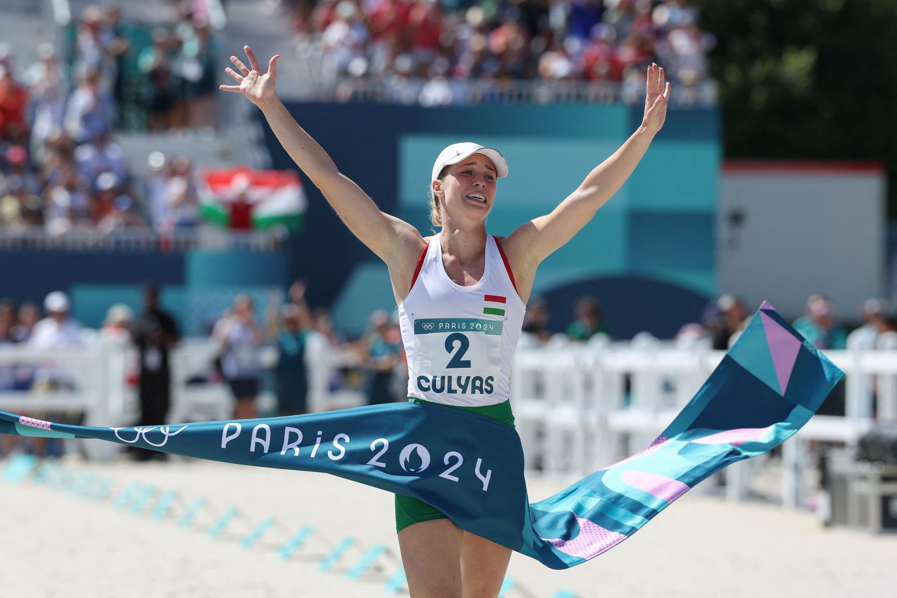 La húngara Michelle Gulyas cruza la línea de meta mientras compite en la final de carrera láser individual femenina del pentatlón moderno durante los Juegos Olímpicos de París 2024. AFP