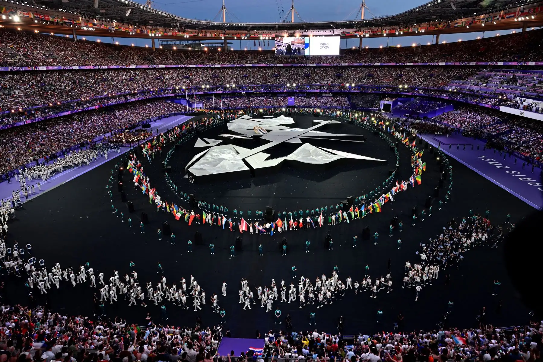 Los atletas ingresan al estadio durante la ceremonia de clausura de los Juegos Olímpicos París 2024 en el Stade de France, en Saint-Denis, en las afueras de París.
Foto: AFP