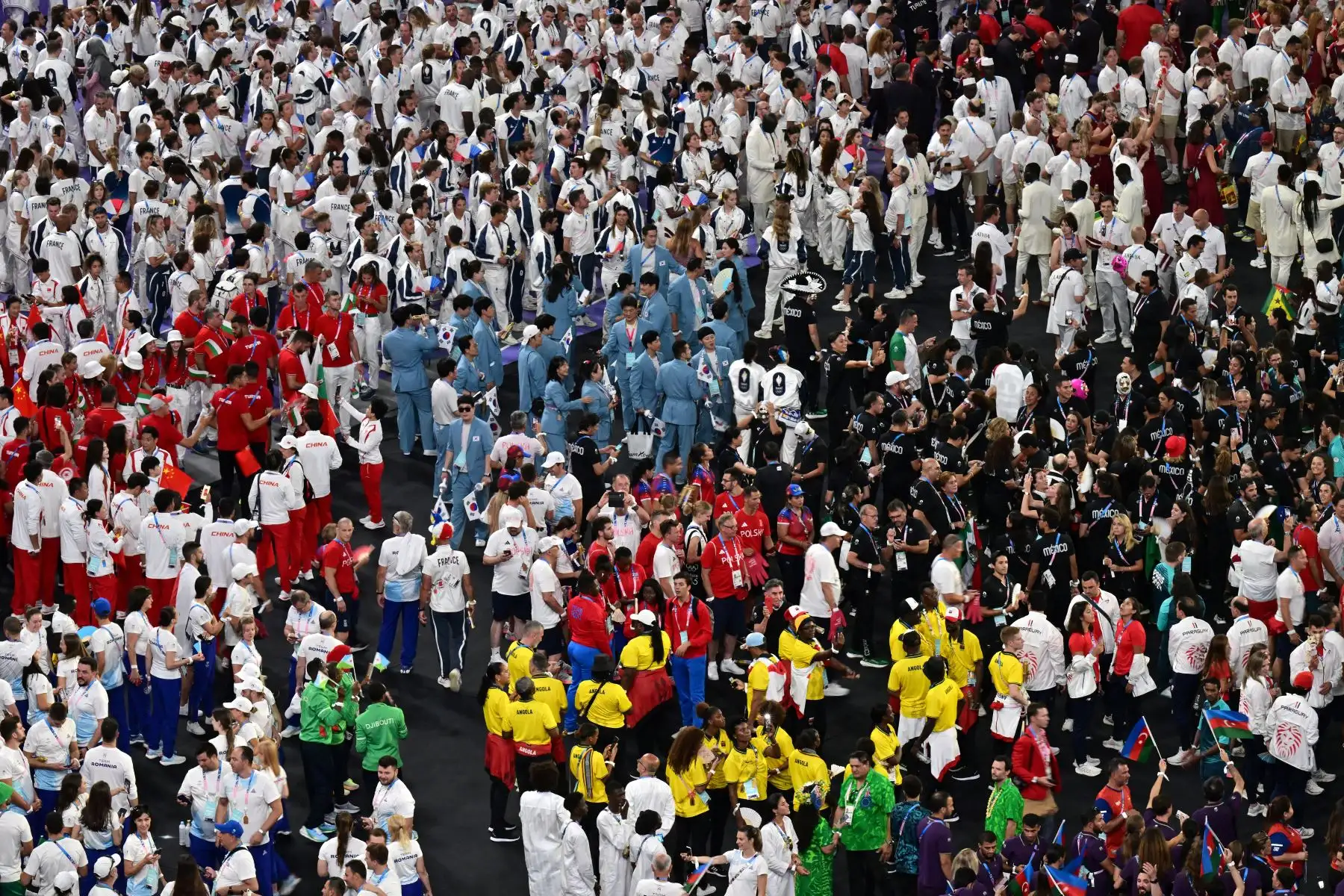 Los atletas ingresan al estadio durante la ceremonia de clausura de los Juegos Olímpicos París 2024 en el Stade de France, en Saint-Denis, en las afueras de París.
Foto: AFP