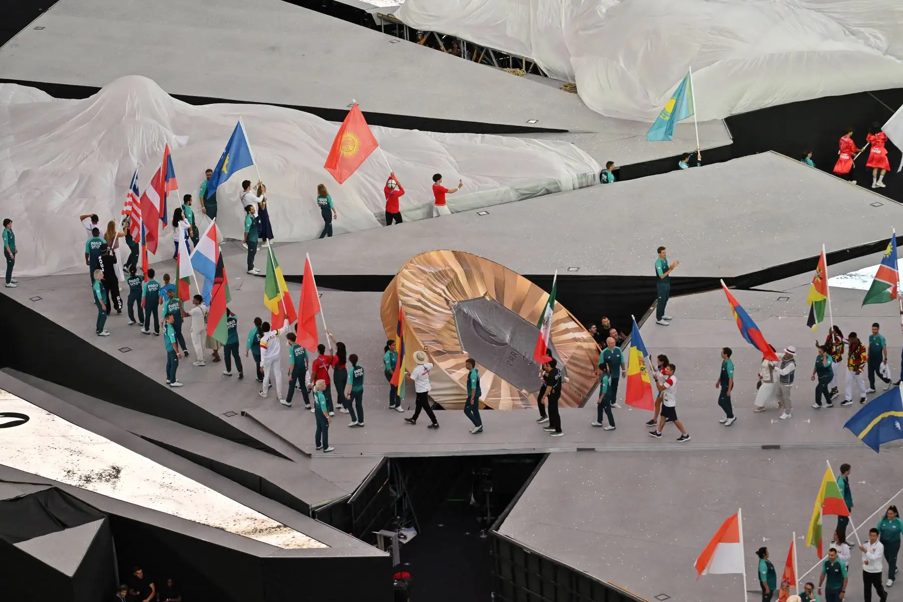 Una visión general muestra a los atletas y abanderados desfilando durante la ceremonia de clausura de los Juegos Olímpicos de París 2024 en el Stade de France, en Saint-Denis, en las afueras de París.
Foto: AFP