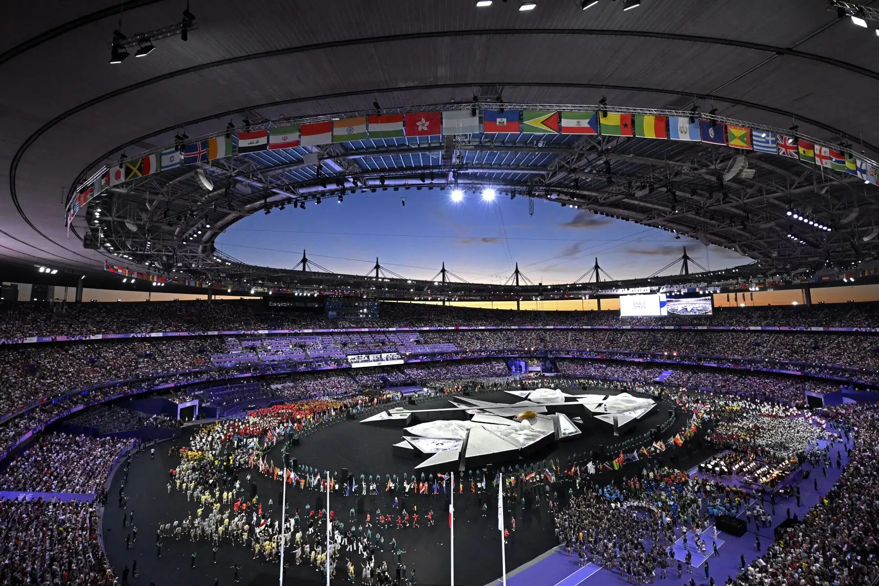 Los atletas participan en el desfile de atletas durante la ceremonia de clausura de los Juegos Olímpicos de París 2024 en el Estadio de Francia, en Saint-Denis, en las afueras de París.
Foto: AFP