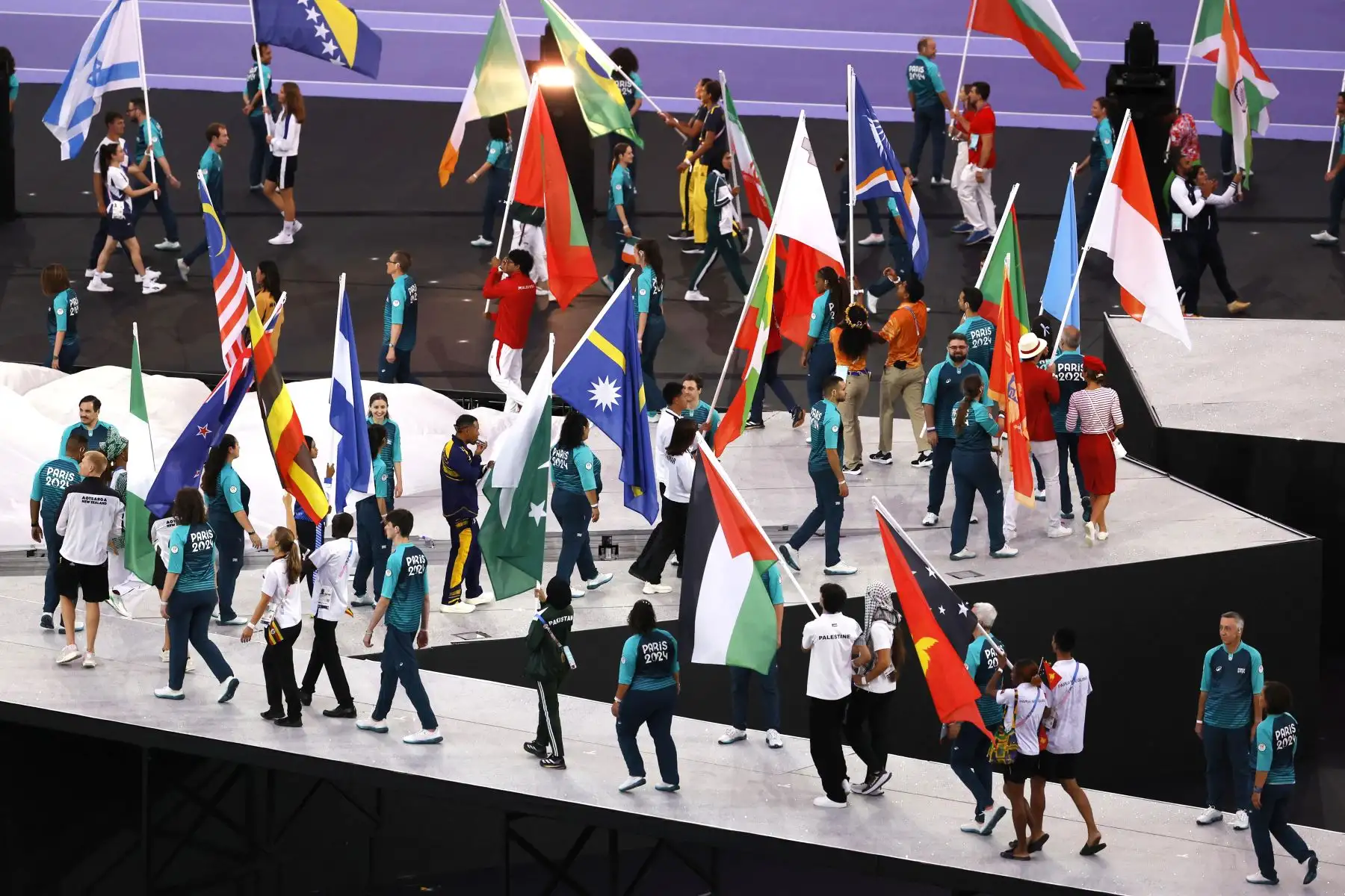 Los abanderados entran en un escenario durante la ceremonia de clausura de los Juegos Olímpicos de París 2024 en el estadio Stade de France de París.
Foto: EFE