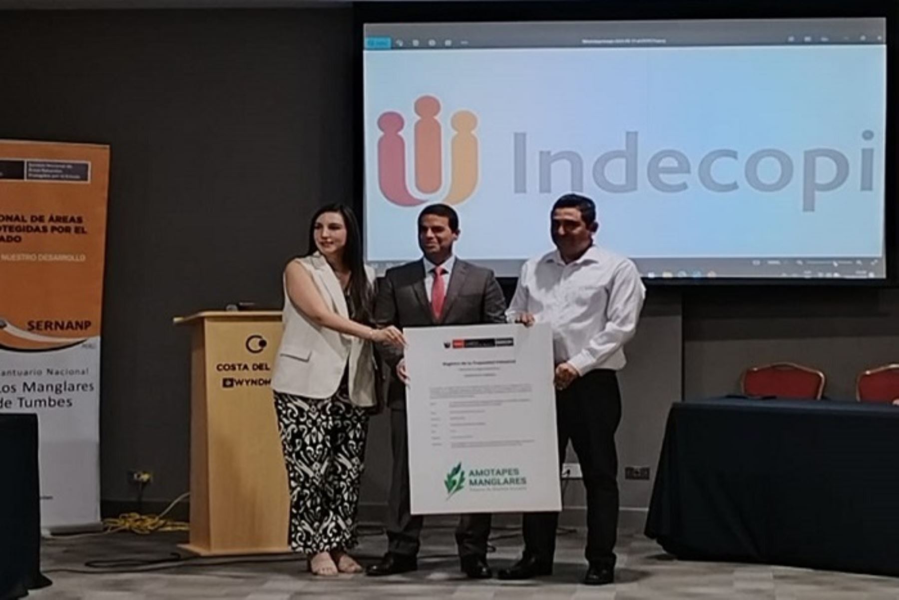 En representación del Indecopi, el director de Signos Distintivos, Sergio Chuez, y la jefa regional en Tumbes, Valentina Vásquez, entregaron del respectivo certificado al gobernador regional Segismundo Cruces Ordinola.