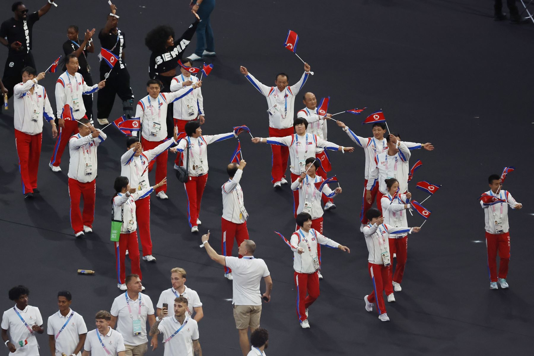 Atletas de Corea del Norte llegan a la ceremonia de clausura de los Juegos Olímpicos de París 2024 en el estadio Stade de France de París (Francia).
Foto: AFP