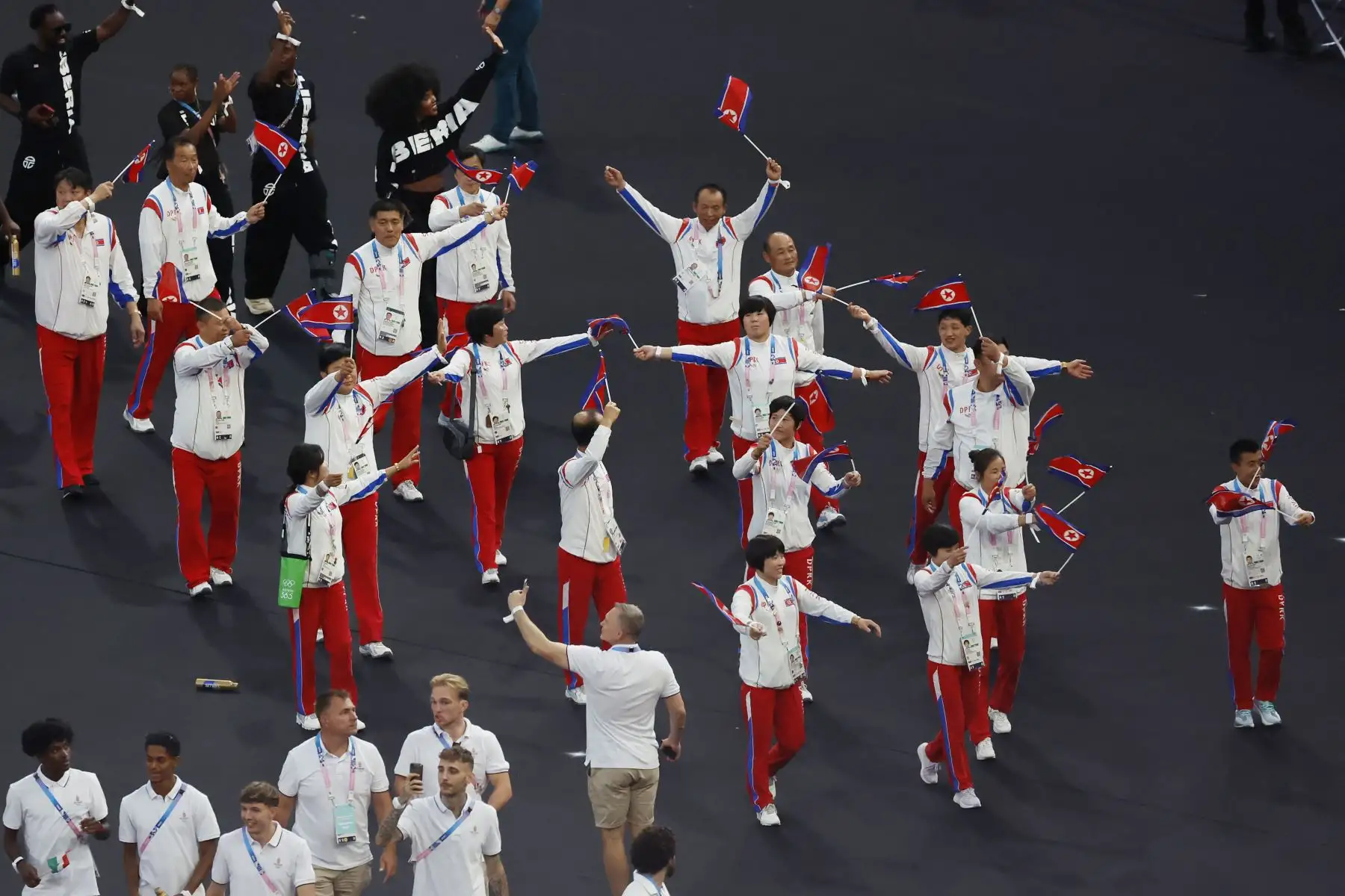 Atletas de Corea del Norte llegan a la ceremonia de clausura de los Juegos Olímpicos de París 2024 en el estadio Stade de France de París (Francia).
Foto: AFP