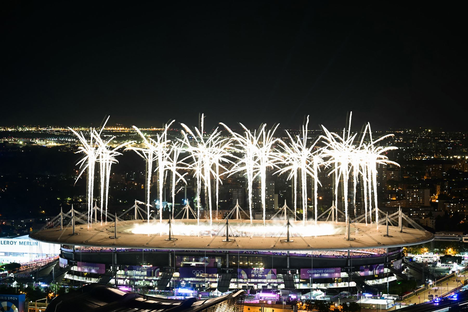 Los fuegos artificiales iluminan el cielo durante la ceremonia de clausura de los Juegos Olímpicos de París 2024 en el Stade de France, en Saint-Denis, en las afueras de París.
Foto: AFP