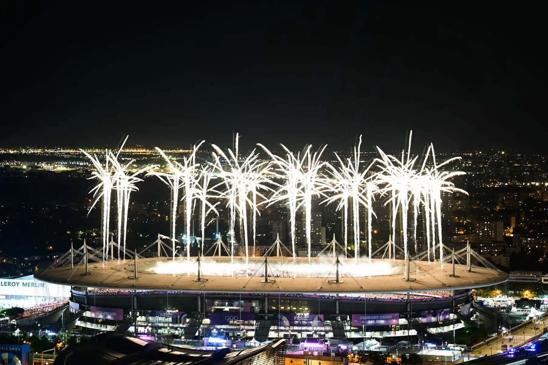 Los fuegos artificiales iluminan el cielo durante la ceremonia de clausura de los Juegos Olímpicos de París 2024 en el Stade de France, en Saint-Denis, en las afueras de París.
Foto: AFP