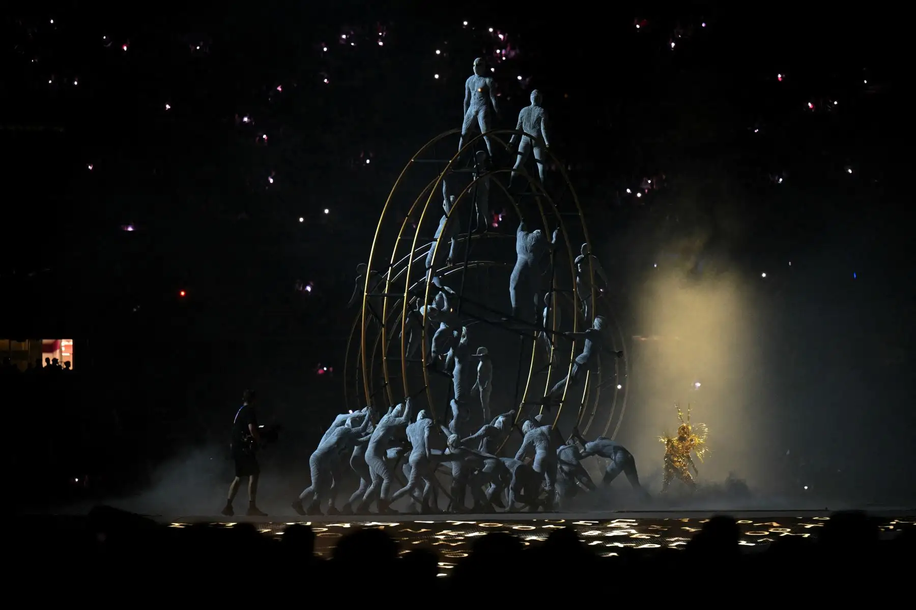 Los bailarines actúan durante la ceremonia de clausura de los Juegos Olímpicos de París 2024 en el Stade de France, en Saint-Denis, en las afueras de París.
Foto: AFP