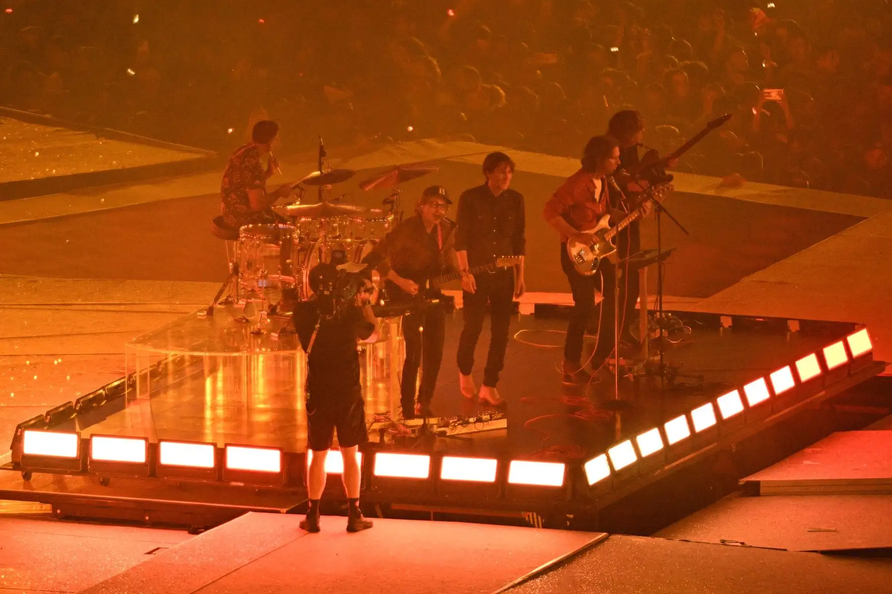 La banda francesa Phoenix actúa durante la ceremonia de clausura de los Juegos Olímpicos de París 2024 en el Estadio Stade de France de París (Francia).
Foto: EFE