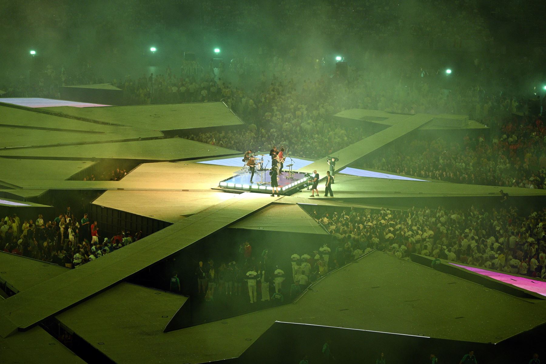 La banda francesa Phoenix actúa durante la ceremonia de clausura de los Juegos Olímpicos de París 2024 en el Estadio Stade de France de París (Francia).
Foto: EFE