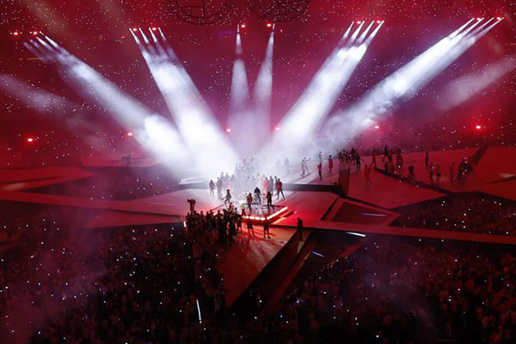 La banda francesa Phoenix actúa durante la ceremonia de clausura de los Juegos Olímpicos de París 2024 en el estadio Stade de France de París (Francia).
Foto: EFE