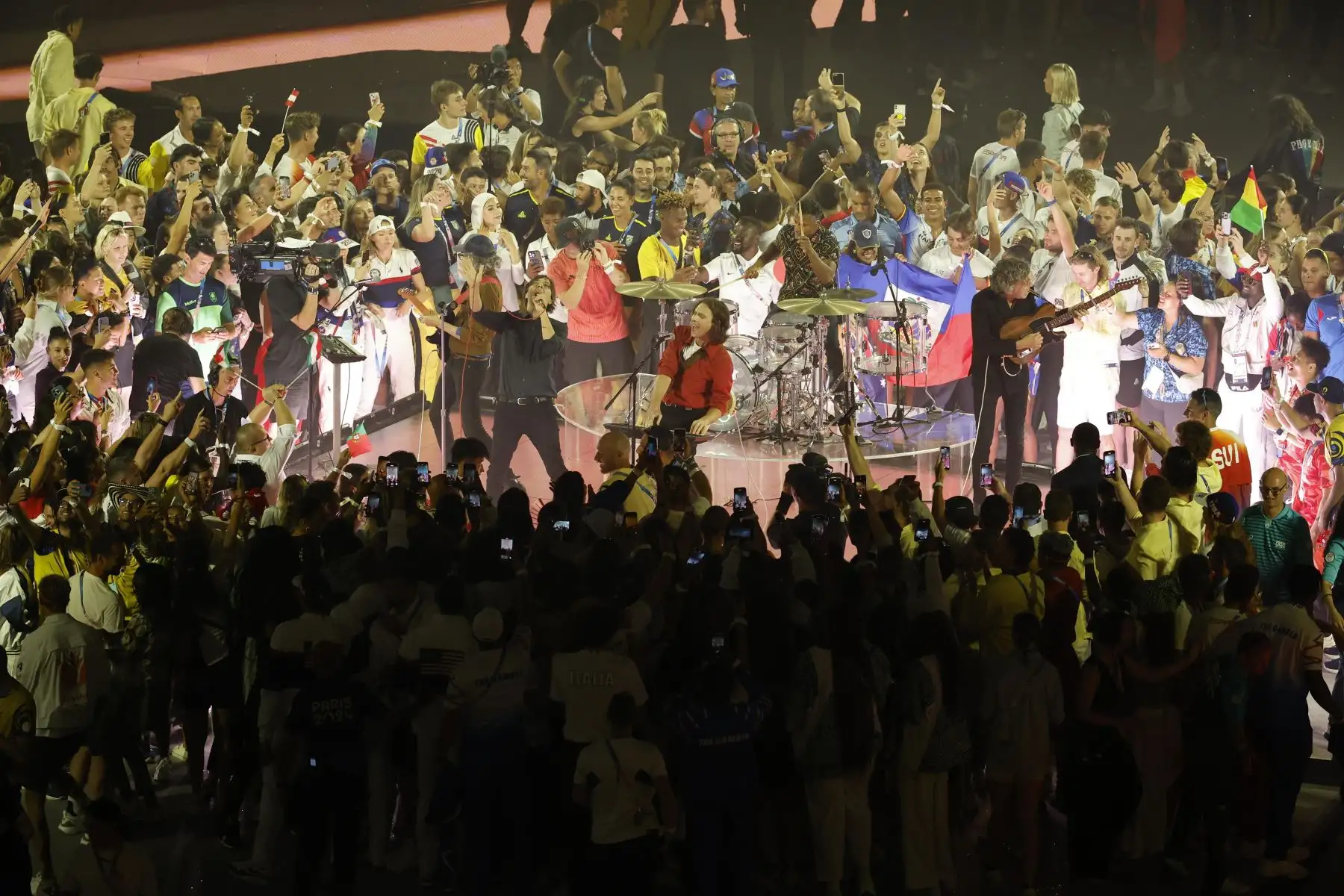 La banda francesa Phoenix actúa durante la ceremonia de clausura de los Juegos Olímpicos de París 2024 en el estadio Stade de France de París (Francia).
Foto: EFE