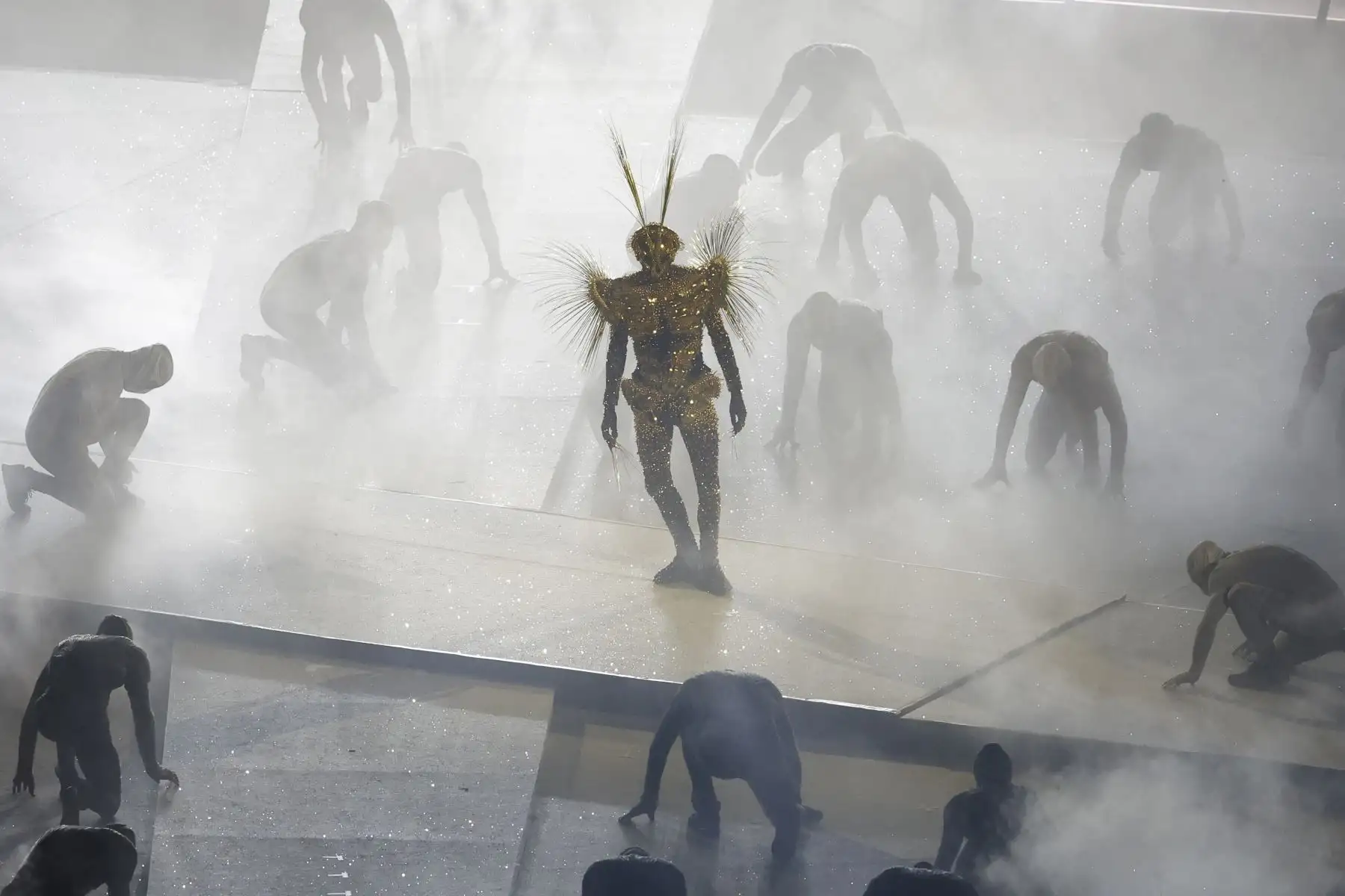 Artistas actúan durante la ceremonia de clausura de los Juegos Olímpicos de París 2024 en el Estadio Stade de France de París (Francia).
Foto: EFE