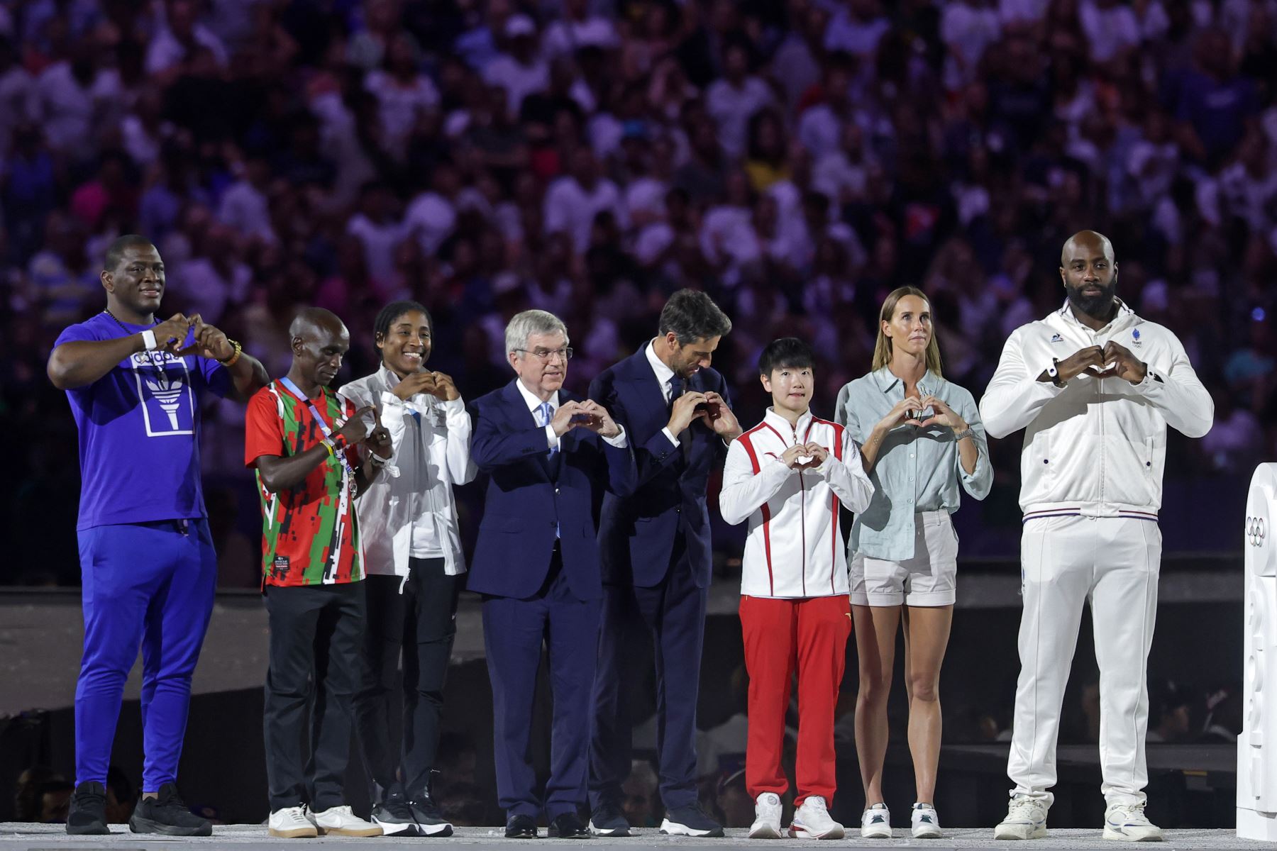 El presidente del COI, Thomas Bach , el presidente de París 2024, Tony Estanguet (C-R), y los representantes de los atletas de cada continente posan para el himno olímpico y la entrega de la bandera durante la ceremonia de clausura de los Juegos Olímpicos de París 2024 en el estadio Stade de France de París. Francia.
Foto: EFE