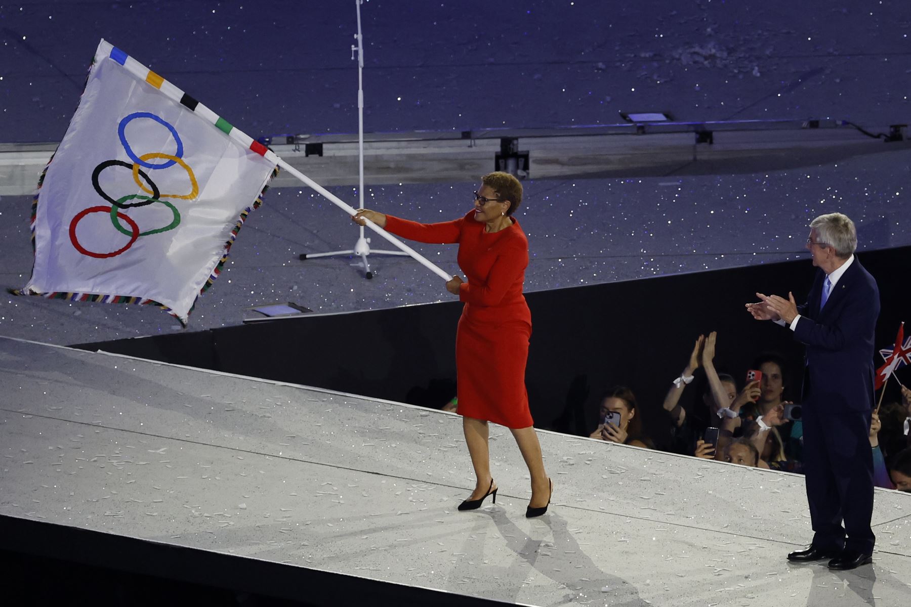 El presidente del COI, Thomas Bach, entrega la bandera olímpica a la alcaldesa de Los Ángeles, Karen Bass , durante la ceremonia de clausura de los Juegos Olímpicos de París 2024 en el estadio Stade de France de París, Francia.
Foto: EFE