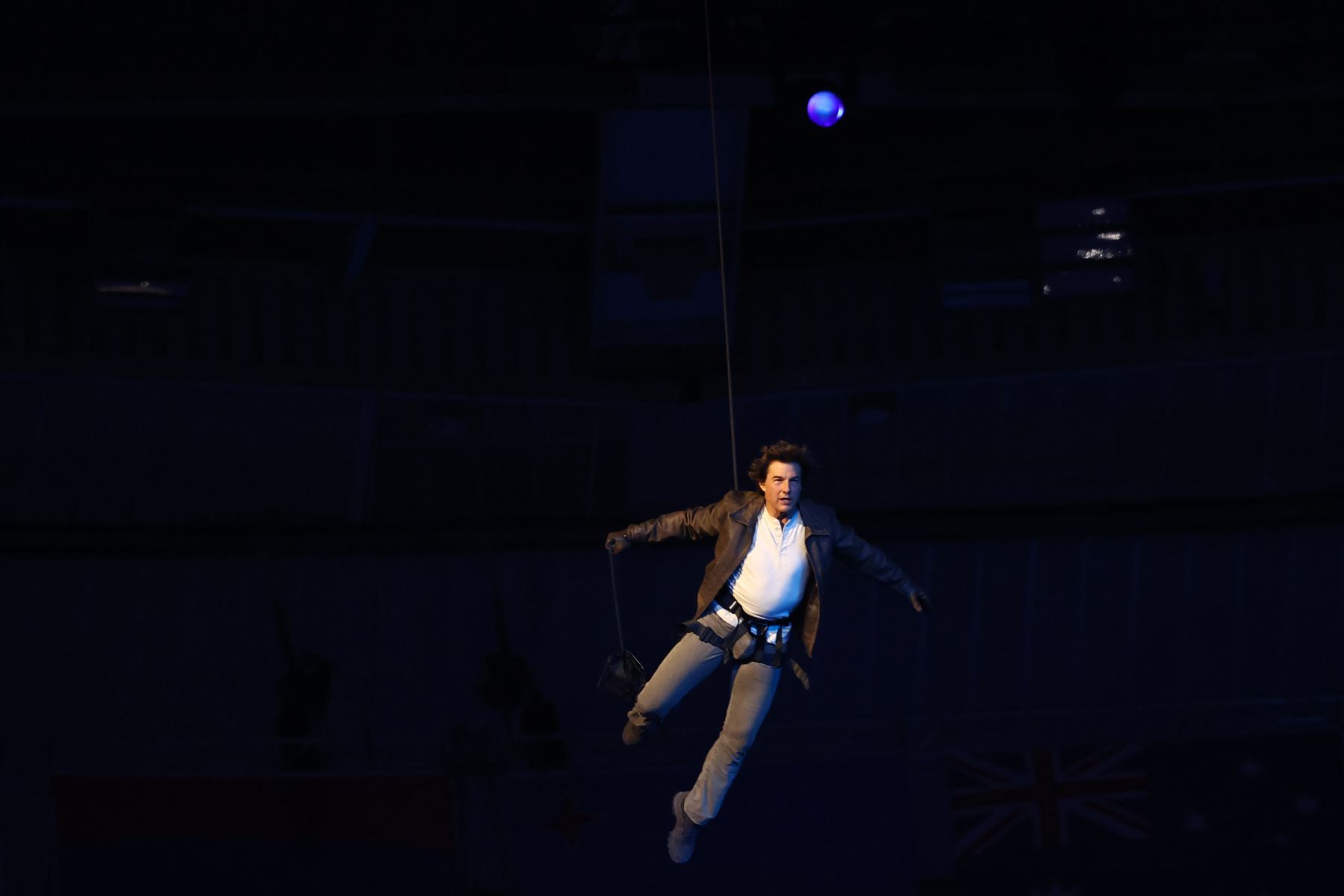 El actor estadounidense Tom Cruise aterriza desde el techo frente a una de las entradas del estadio durante la ceremonia de clausura de los Juegos Olímpicos de París 2024 en el Stade de France, en Saint-Denis, en las afueras de París.
Foto: AFP