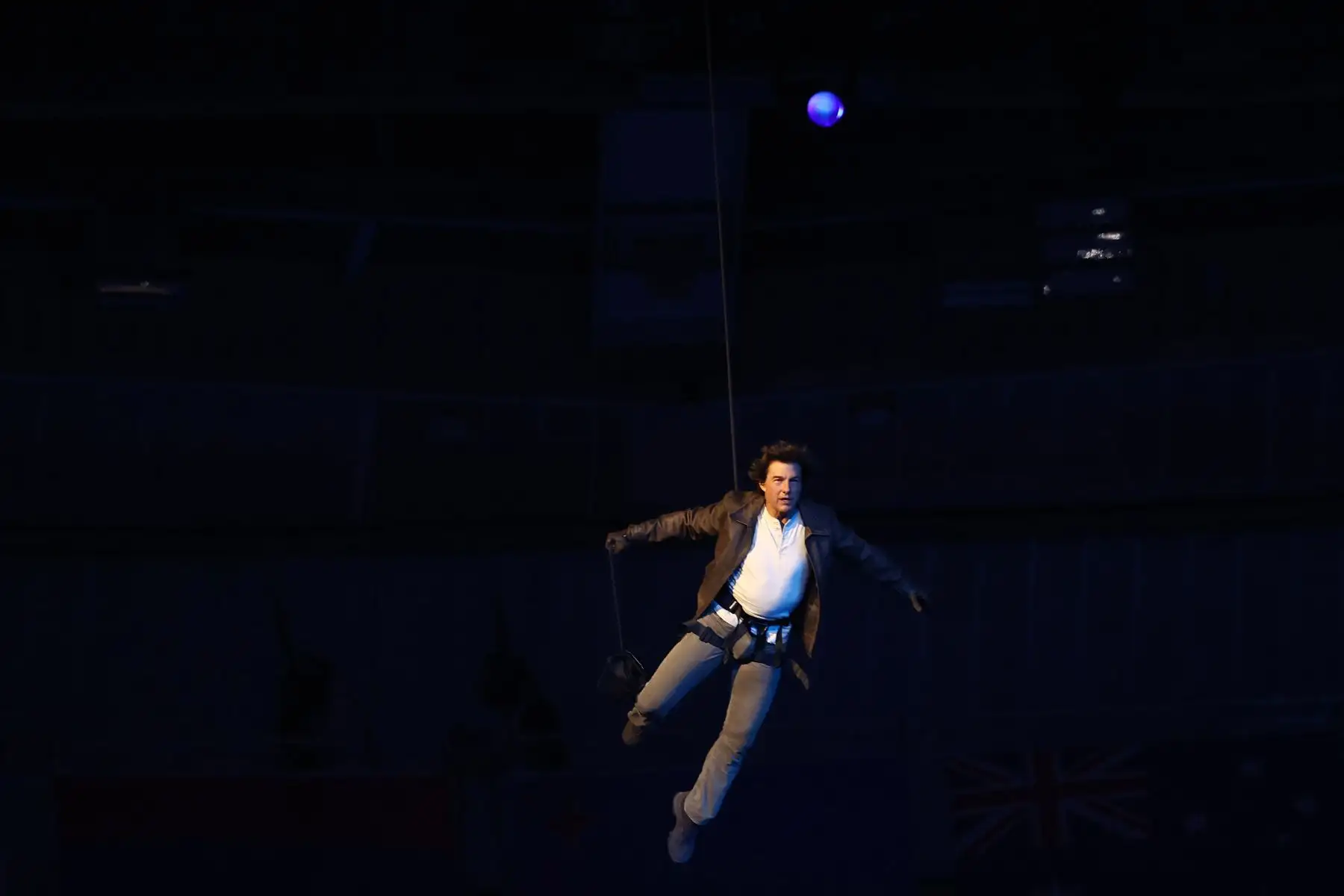 El actor estadounidense Tom Cruise aterriza desde el techo frente a una de las entradas del estadio durante la ceremonia de clausura de los Juegos Olímpicos de París 2024 en el Stade de France, en Saint-Denis, en las afueras de París.
Foto: AFP
