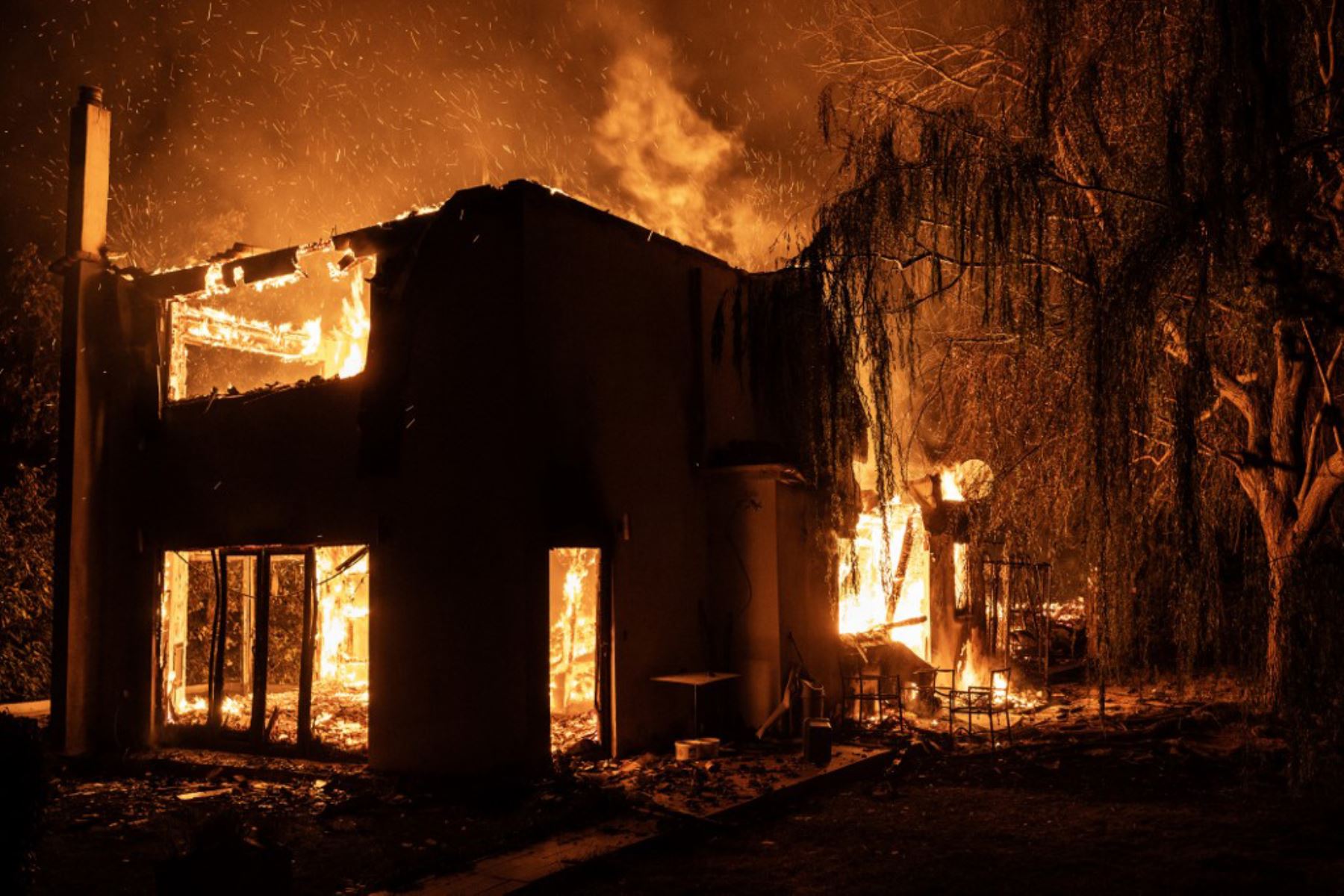 Una casa arde durante un incendio forestal en Varnavas, al norte de Atenas. Grecia continua  luchando contra varios incendios forestales. Foto: AFP