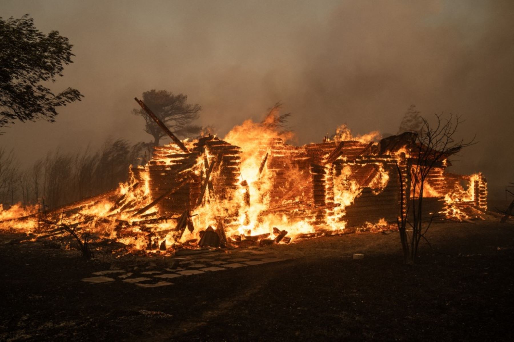 Una casa arde durante un incendio forestal en Varnavas, al norte de Atenas. Grecia continua  luchando contra varios incendios forestales. Foto: AFP