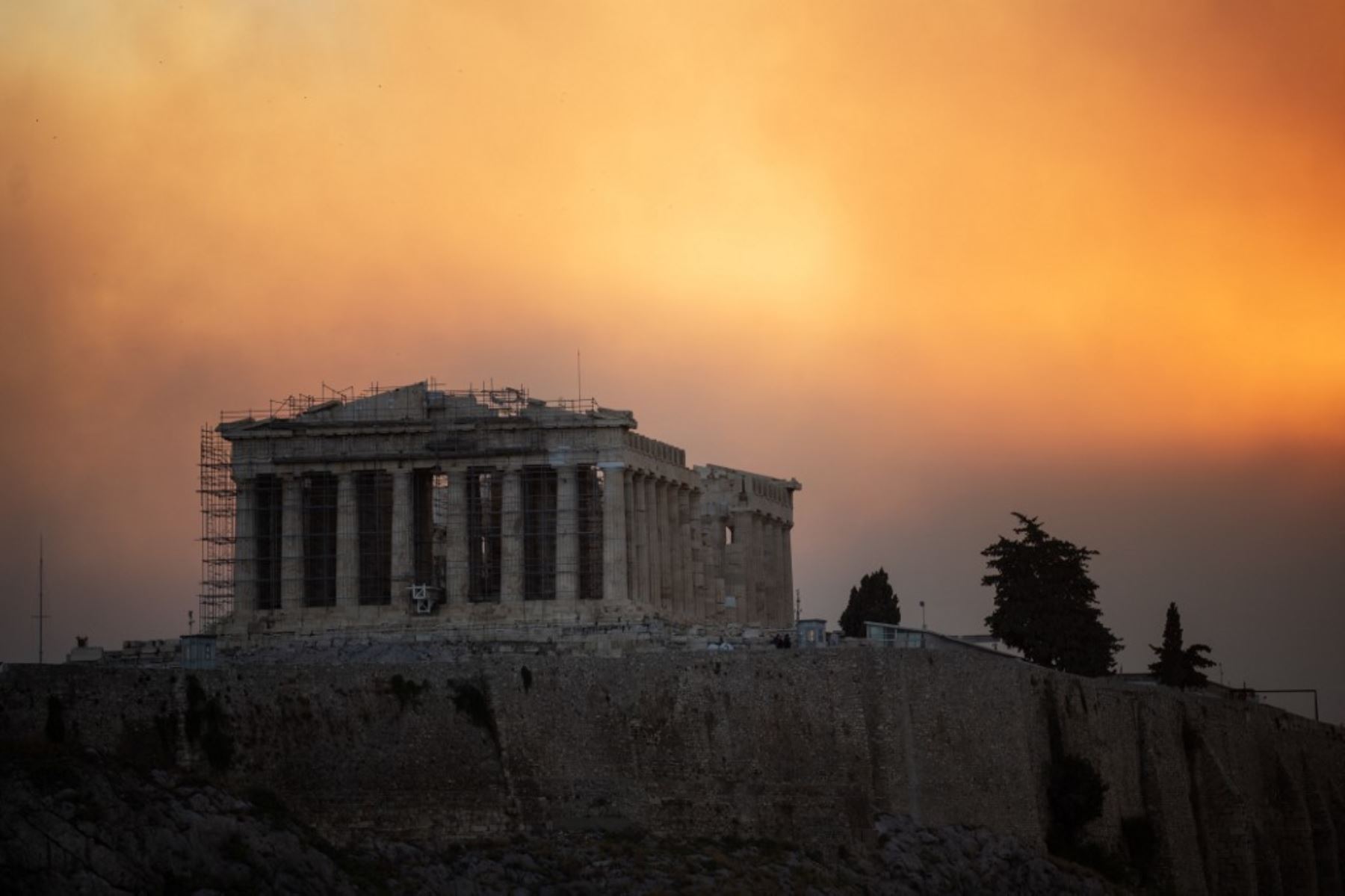 Esta fotografía muestra el templo del Partenón en la cima de la colina de la Acrópolis en una nube de humo procedente de un incendio forestal, en Atenas. Foto: AFP