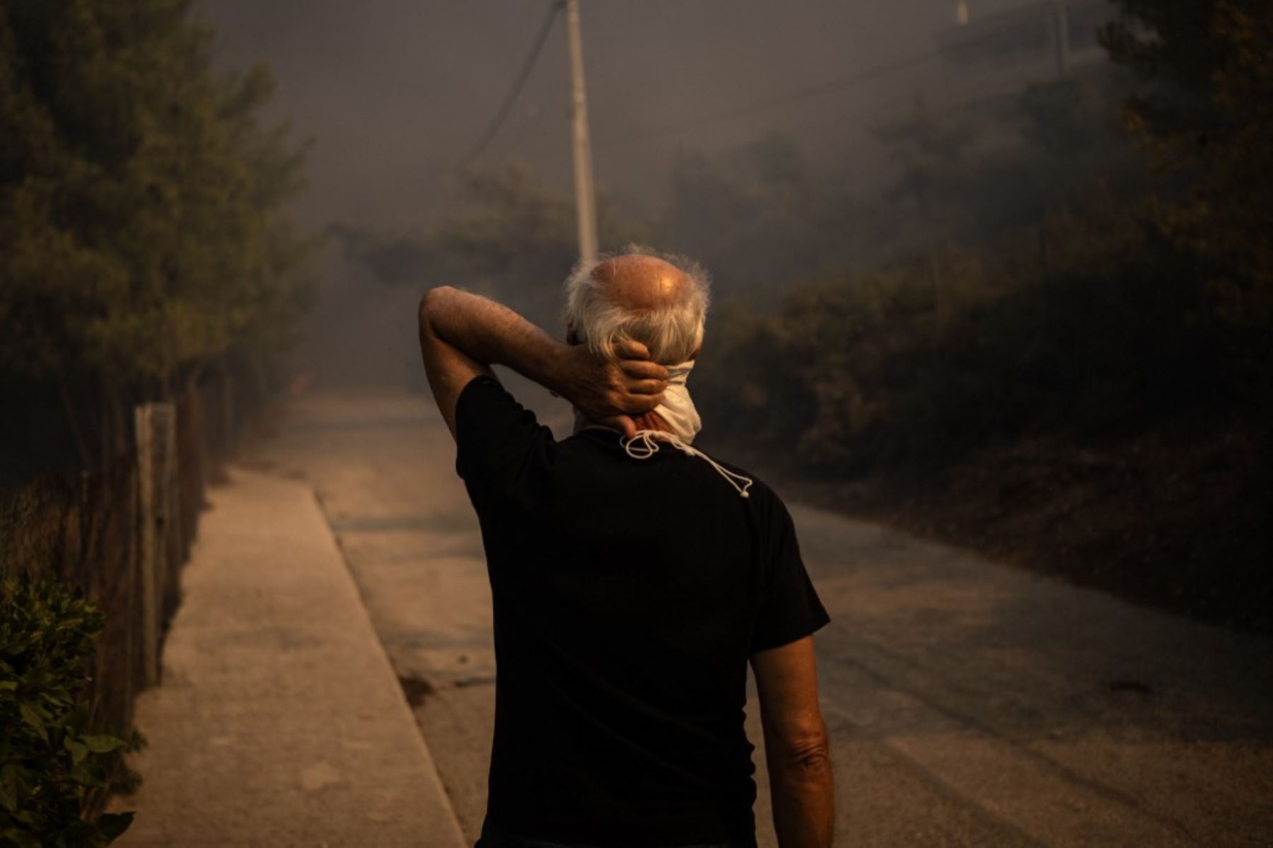 Un residente local reacciona mientras observa un incendio forestal en Dione. Foto: AFP