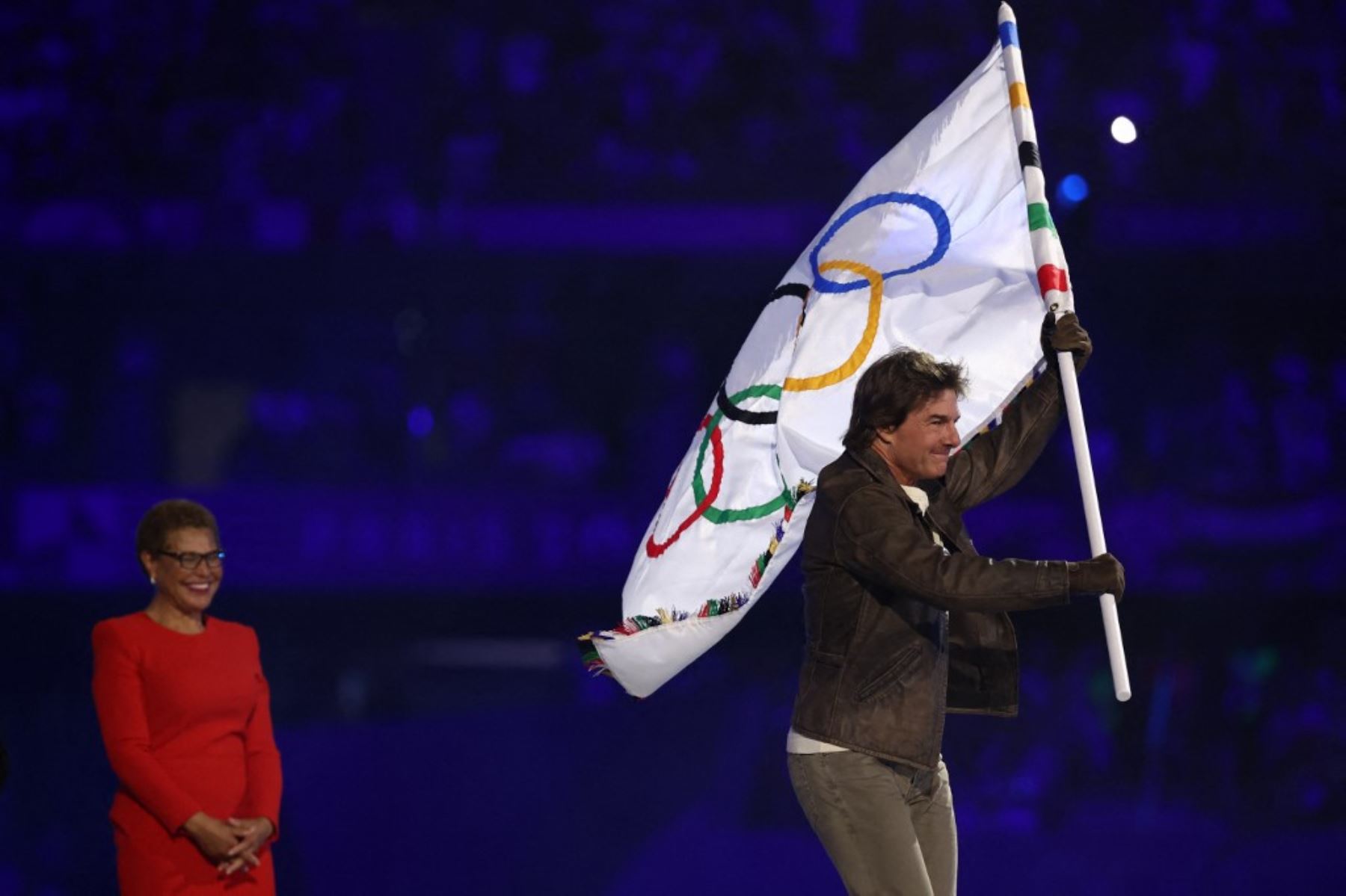 El actor estadounidense Tom Cruise recibe la bandera olímpica  para llevarla a Los Ángeles