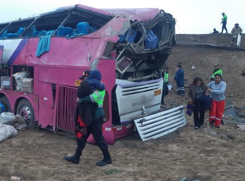 Un bus interprovincial de la empresa Ángel Divino sufrió un despiste y volcadura en la Panamericana Norte, en la provincia de Huaura. El accidente dejó una persona fallecida y más de 20 heridas.