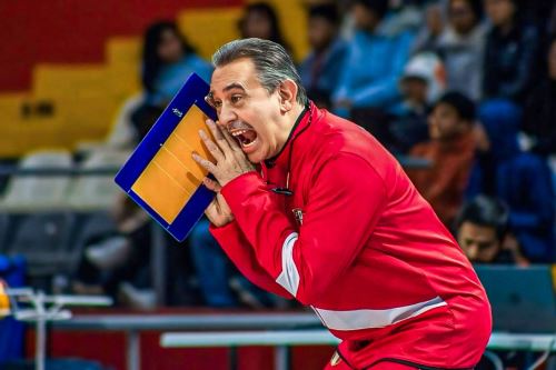 Antonio Rizola, entrenador de la selección peruana dirigiendo el partido ante Italia.