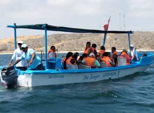 Visitantes ecuatorianos disfrutaron del avistamiento de ballenas en el mar de Tumbes.