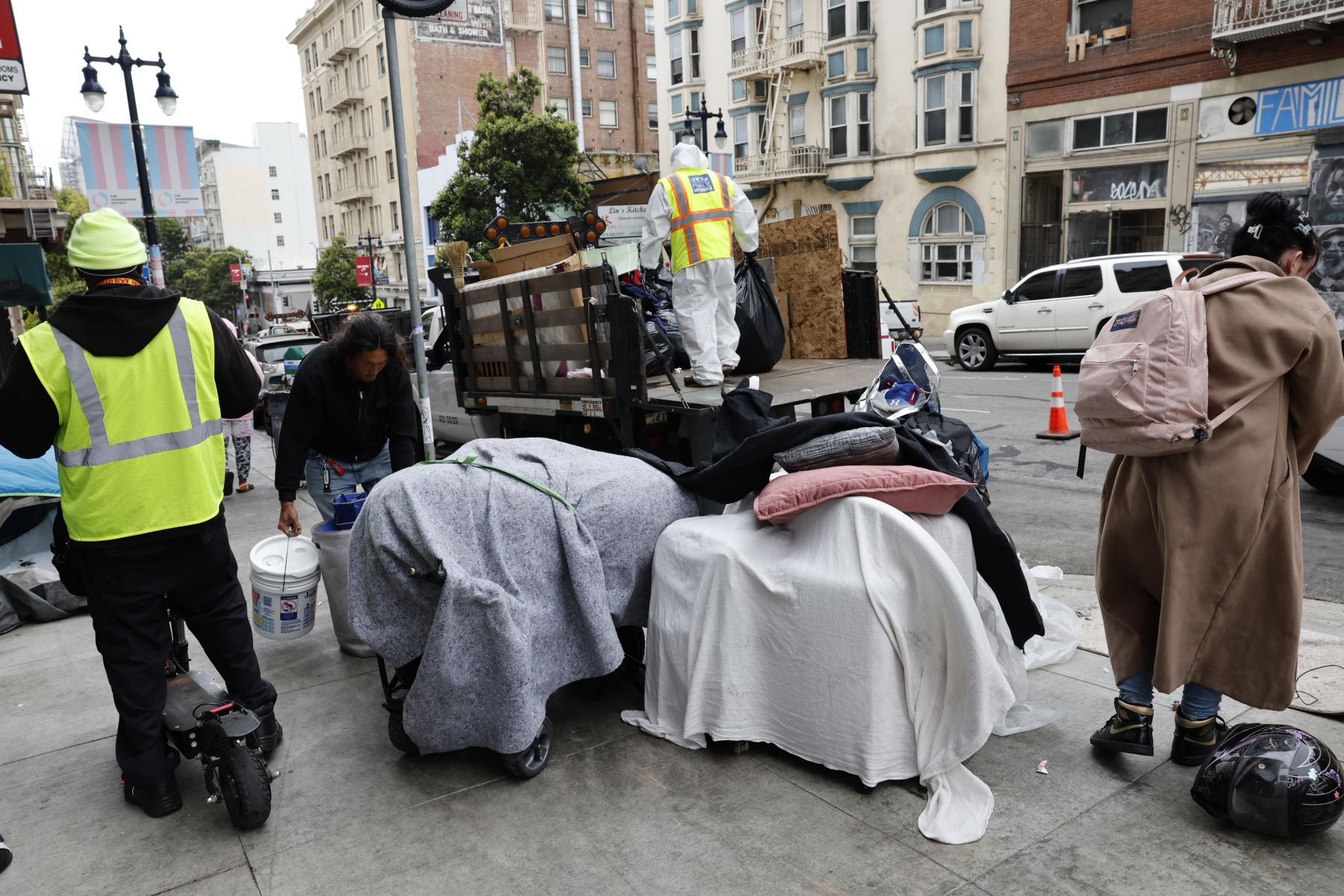 Una pareja reúne sus pertenencias antes de que el equipo de Obras Públicas de San Francisco y el Departamento de Bomberos y Paramédicos despejen un campamento de personas sin hogar en San Francisco, California, EE.UU., el 12 de agosto de 2024. Foto: EFE