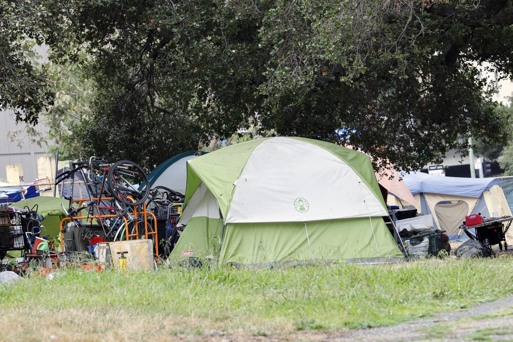 Vista general de un campamento para personas sin hogar en Oakland, California, EE.UU., el 12 de agosto de 2024. Foto: EFE