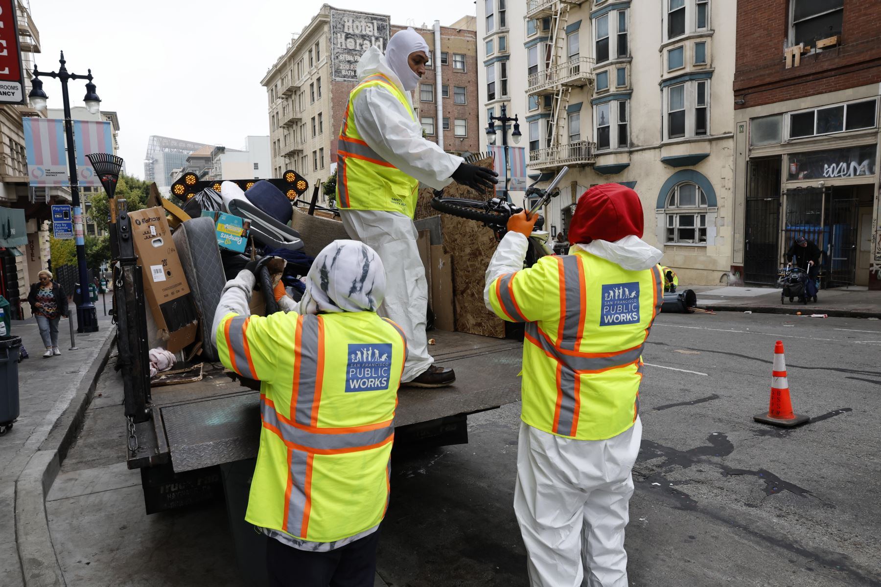 Un equipo de trabajadores de Obras Públicas de San Francisco limpia un campamento de personas sin hogar en San Francisco, California, EE.UU., el 12 de agosto de 2024. Foto: EFE