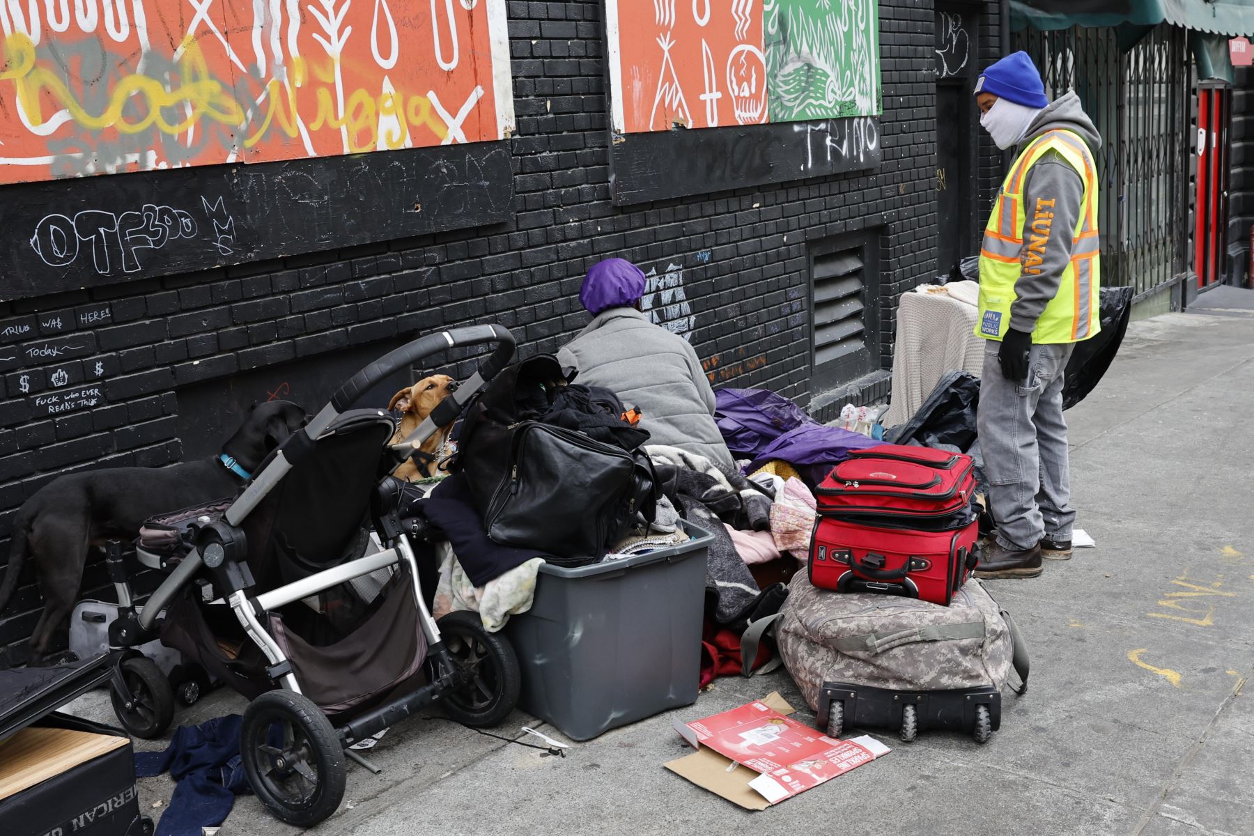 Un trabajador de Obras Públicas de San Francisco conversa con un integrante del campamento de personas sin hogar antes de que el equipo de Obras Públicas, los miembros del Departamento de Bomberos y los paramédicos despejen dicho campamento en San Francisco, California, EE.UU., el 12 de agosto de 2024. Foto: EFE