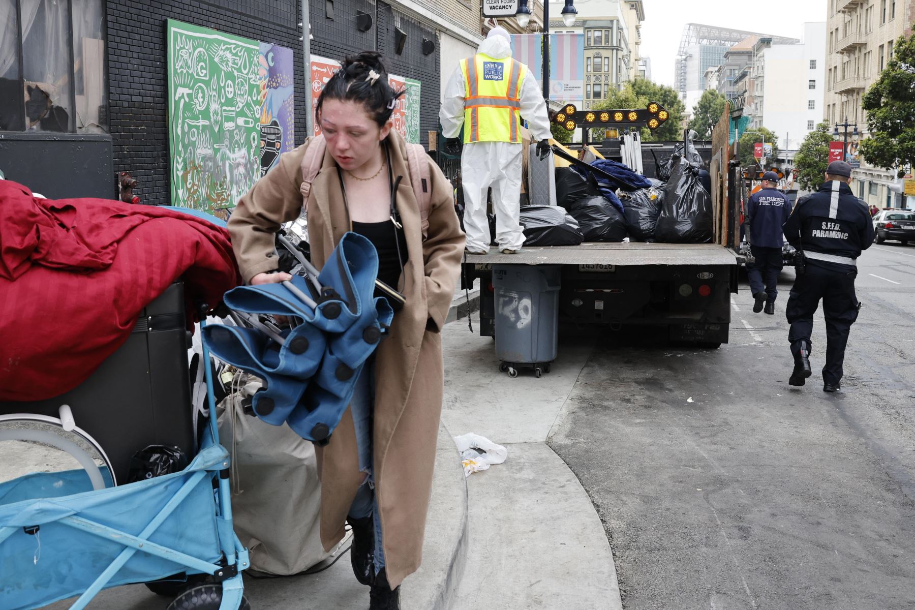 Una persona recoge sus pertenencias mientras Obras Públicas de San Francisco, miembros del Departamento de Bomberos y paramédicos ayudan a limpiar un campamento de personas sin hogar en San Francisco, California, EE.UU., el 12 de agosto de 2024. Foto: EFE