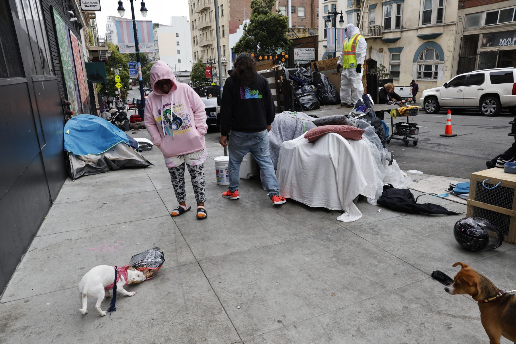 Personas integrantes de un campamento sin hogar recogen sus pertenencias mientras Obras Públicas de San Francisco, miembros del Departamento de Bomberos y paramédicos ayudan a limpiar dicho campamento en San Francisco, California, EE.UU., el 12 de agosto de 2024. Foto: EFE