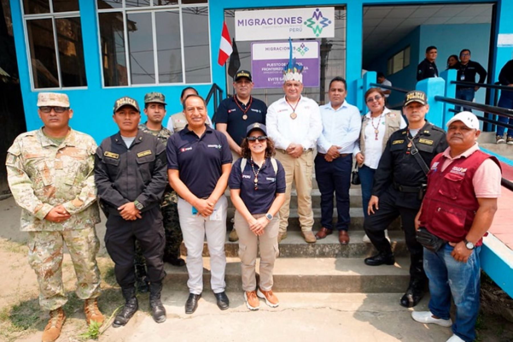 Acompañado del superintendente nacional de Migraciones, Armando García, y tras un largo recorrido para llegar a la zona, el ministro Santiváñez inspeccionó las instalaciones de lo que será el renovado PCF Santa Rosa. Fotos: Mininnter.